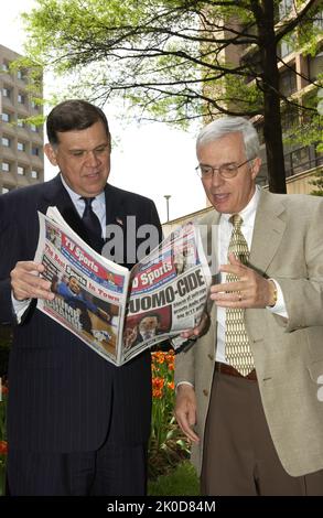 Il Segretario Mel Martinez all'evento di anniversario dei bombardamenti di Oklahoma City. Il Segretario Mel Martinez all'evento di anniversario dei bombardamenti di Oklahoma City oggetto, il Segretario Mel Martinez all'evento HUD Headquarters che segna l'anniversario del bombardamento del 1995 dell'Alfred P. Murrah Federal Building di Oklahoma City, Oklahoma. Foto Stock