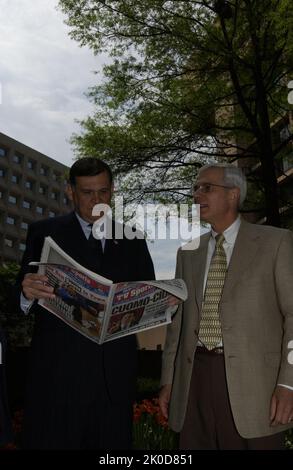 Il Segretario Mel Martinez all'evento di anniversario dei bombardamenti di Oklahoma City. Il Segretario Mel Martinez all'evento di anniversario dei bombardamenti di Oklahoma City oggetto, il Segretario Mel Martinez all'evento HUD Headquarters che segna l'anniversario del bombardamento del 1995 dell'Alfred P. Murrah Federal Building di Oklahoma City, Oklahoma. Foto Stock