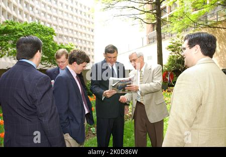 Il Segretario Mel Martinez all'evento di anniversario dei bombardamenti di Oklahoma City. Il Segretario Mel Martinez all'evento di anniversario dei bombardamenti di Oklahoma City oggetto, il Segretario Mel Martinez all'evento HUD Headquarters che segna l'anniversario del bombardamento del 1995 dell'Alfred P. Murrah Federal Building di Oklahoma City, Oklahoma. Foto Stock