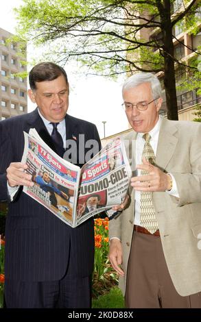 Il Segretario Mel Martinez all'evento di anniversario dei bombardamenti di Oklahoma City. Il Segretario Mel Martinez all'evento di anniversario dei bombardamenti di Oklahoma City oggetto, il Segretario Mel Martinez all'evento HUD Headquarters che segna l'anniversario del bombardamento del 1995 dell'Alfred P. Murrah Federal Building di Oklahoma City, Oklahoma. Foto Stock
