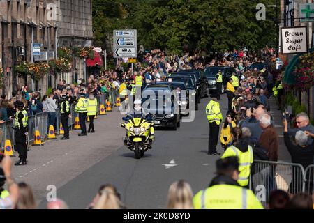 Ballater, Scozia, Regno Unito. 11th settembre 2022. Il corteo di bara della Regina Elisabetta II [passa attraverso Ballater sulla strada per Edimburgo. Ballater on Royal Deeside è un villaggio più vicino al Castello di Balmoral ed è sulla strada del corteo che porta la bara della Regina Elisabetta II a Edimburgo oggi. Iain Masterton/Alamy Live News Foto Stock