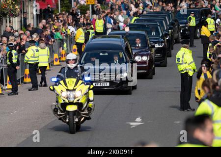 Ballater, Scozia, Regno Unito. 11th settembre 2022. Il corteo di bara della Regina Elisabetta II [passa attraverso Ballater sulla strada per Edimburgo. Ballater on Royal Deeside è un villaggio più vicino al Castello di Balmoral ed è sulla strada del corteo che porta la bara della Regina Elisabetta II a Edimburgo oggi. Iain Masterton/Alamy Live News Foto Stock