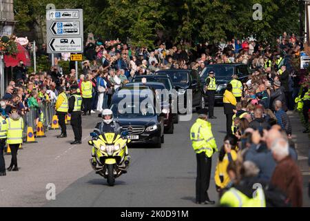 Ballater, Scozia, Regno Unito. 11th settembre 2022. Il corteo di bara della Regina Elisabetta II [passa attraverso Ballater sulla strada per Edimburgo. Ballater on Royal Deeside è un villaggio più vicino al Castello di Balmoral ed è sulla strada del corteo che porta la bara della Regina Elisabetta II a Edimburgo oggi. Iain Masterton/Alamy Live News Foto Stock