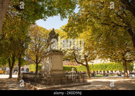 Parigi, Francia. Agosto 2022. Statua equestre di re Luigi XIII, Place des Vosges, Parigi, Francia. Foto di alta qualità Foto Stock