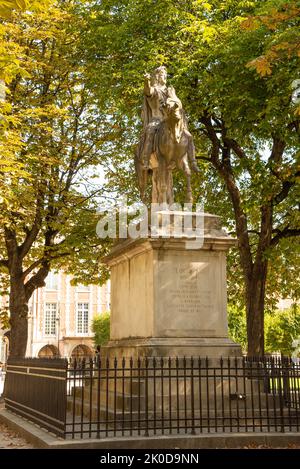 Parigi, Francia. Agosto 2022. Statua equestre di re Luigi XIII, Place des Vosges, Parigi, Francia. Foto di alta qualità Foto Stock