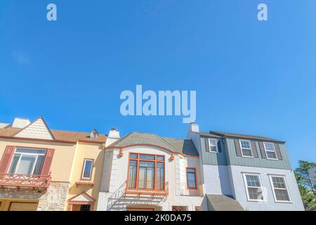 Tre case con vista ad angolo basso con diverse pareti laterali a San Francisco, California. Ci sono due case sul lato con finte persiane finestra Foto Stock