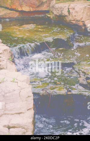 Un ruscello che bolle sulle rocce e sulle pietre. Foto Stock