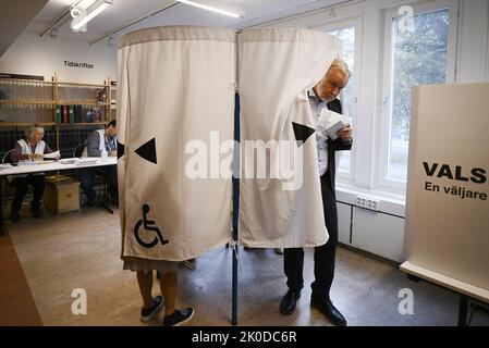 Stoccolma, Svezia. 11th Set, 2022. Il leader del partito liberale Johan Pehrson ha votato per le elezioni generali in un seggio elettorale a Stoccolma, Svezia 11 settembre 2022. Foto: Tim Aro/TT kod 12130 Credit: TT News Agency/Alamy Live News Credit: TT News Agency/Alamy Live News Foto Stock