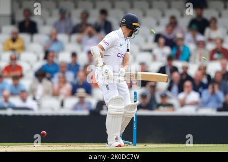 L'Inghilterra Jack Leach è inchinata dal sudafricano Kagiso Rabada durante il LV= Insurance Test Match Inghilterra vs Sud Africa al Kia Oval, Londra, Regno Unito, 11th settembre 2022 (Photo by ben Whitley/News Images) Foto Stock