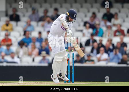 Londra, Regno Unito. 11th Set, 2022. L'inglese Jack Leach è invisciato dal sudafricano Kagiso Rabada durante il LV= Insurance Test Match Inghilterra vs Sud Africa al Kia Oval, Londra, Regno Unito, 11th settembre 2022 (Photo by ben Whitley/News Images) a Londra, Regno Unito il 9/11/2022. (Foto di ben Whitley/News Images/Sipa USA) Credit: Sipa USA/Alamy Live News Foto Stock