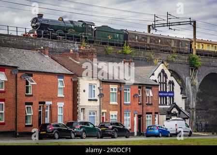 GWR 4073 Classe 7029 Locomotiva a vapore Clun Castle che trasporta la mersey Explorer railtour dal Tyseley Steam Trust di Brmingham a Liverpool Lime st Foto Stock