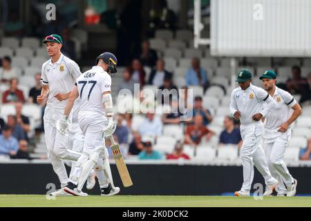 Inglese Jack Leach dopo essere uscito durante il LV= Insurance Test Match Inghilterra vs Sud Africa al Kia Oval, Londra, Regno Unito, 11th settembre 2022 (Foto di ben Whitley/News Images) Foto Stock