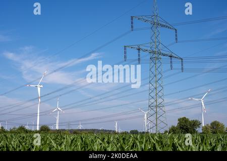 Piloni elettrici, linee elettriche e turbine eoliche visti in Germania Foto Stock