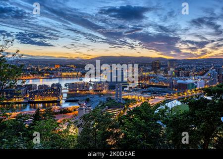 Lo skyline della capitale norvegese Oslo dopo uno splendido tramonto Foto Stock