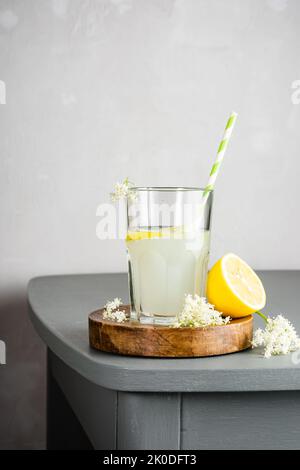 Bicchiere di limonata di sambuco biologico fatta in casa con fetta di limone. Foto Stock