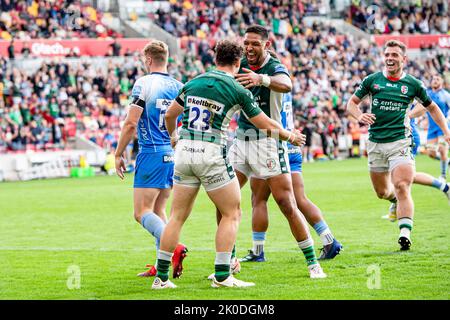 LONDRA, REGNO UNITO. 10th settembre 2022. Henry Arundell di Londra Irish (a sinistra) festeggia una prova con i compagni di squadra Curtis Rona Luna di Londra Irish (al centro) e ben White di Londra Irish (a destra) durante il Gallagher Premiership Rugby Match Round 1 tra London Irish e Worcester Warriors al Community Stadium sabato 10 settembre 2022. LONDRA INGHILTERRA. Credit: Taka G Wu/Alamy Live News Foto Stock