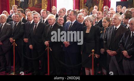 PIC mostra: Sei ex primi Ministri di fila Tony Blair Gordon Brown Boris Johnson Theresa May e John Major Charles III saranno formalmente proclamati Foto Stock