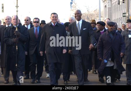 Segretario Mel Martinez a Memphis, Tennessee. Il Segretario Mel Martinez a Memphis, Tennessee soggetto, visita del Segretario Mel Martinez a Memphis, Tennessee per eventi in onore di Martin Luther King, Jr. Birthday, incluso l'annuncio, con il Sindaco di Memphis Willie Herenton, di una nuova iniziativa HUD per stimolare lo sviluppo economico e la crescita dell'occupazione nella città attraverso partnership pubblico-privato. Foto Stock