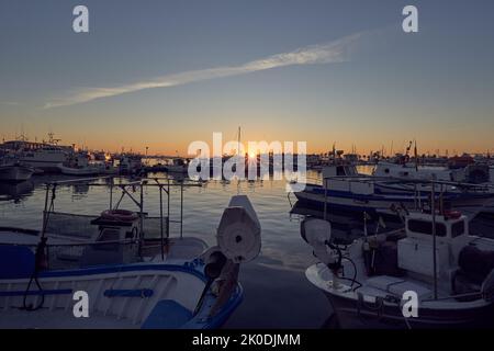 Santa Pola, Alicante/Spagna;1230 2021; Tramonto nel porto di Santa Pola Foto Stock