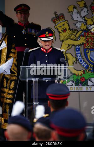 Lord tenente del Glamorgan del Sud, Morfudd Meredith, leggendo il proclama in gallese, alla cerimonia di proclama di adesione al Castello di Cardiff, Galles, proclamando pubblicamente Re Carlo III come nuovo monarca. Data immagine: Domenica 11 settembre 2022. Foto Stock