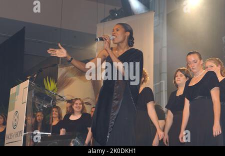Il Segretario Mel Martinez rende omaggio alla Casa della speranza, Orlando, Florida. Il Segretario Mel Martinez rende omaggio alla House of Hope, Orlando, Florida Subject, il Segretario Mel Martinez in visita a Orlando, Florida, partecipando a un evento che celebra i contributi della House of Hope di Orlando, un centro di servizio sociale senza scopo di lucro basato sulla fede dedicato agli adolescenti in difficoltà. Foto Stock