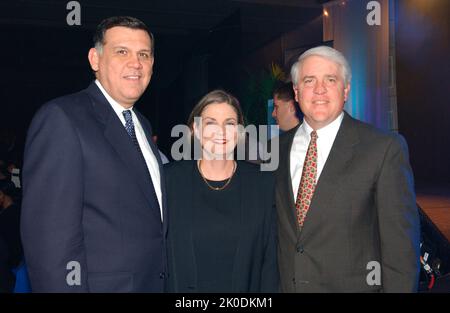 Il Segretario Mel Martinez rende omaggio alla Casa della speranza, Orlando, Florida. Il Segretario Mel Martinez rende omaggio alla House of Hope, Orlando, Florida Subject, il Segretario Mel Martinez in visita a Orlando, Florida, partecipando a un evento che celebra i contributi della House of Hope di Orlando, un centro di servizio sociale senza scopo di lucro basato sulla fede dedicato agli adolescenti in difficoltà. Foto Stock