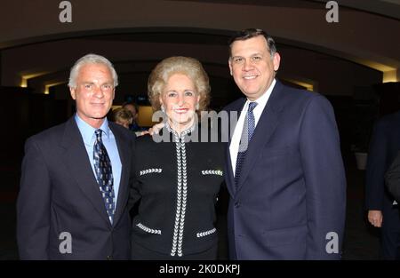 Il Segretario Mel Martinez rende omaggio alla Casa della speranza, Orlando, Florida. Il Segretario Mel Martinez rende omaggio alla House of Hope, Orlando, Florida Subject, il Segretario Mel Martinez in visita a Orlando, Florida, partecipando a un evento che celebra i contributi della House of Hope di Orlando, un centro di servizio sociale senza scopo di lucro basato sulla fede dedicato agli adolescenti in difficoltà. Foto Stock