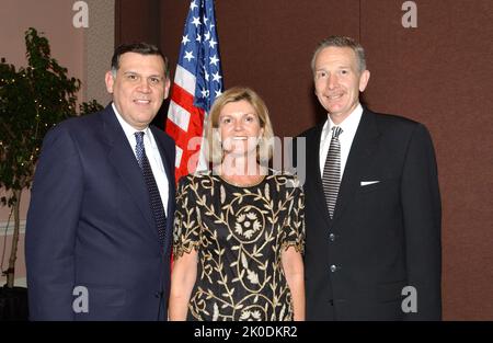 Il Segretario Mel Martinez rende omaggio alla Casa della speranza, Orlando, Florida. Il Segretario Mel Martinez rende omaggio alla House of Hope, Orlando, Florida Subject, il Segretario Mel Martinez in visita a Orlando, Florida, partecipando a un evento che celebra i contributi della House of Hope di Orlando, un centro di servizio sociale senza scopo di lucro basato sulla fede dedicato agli adolescenti in difficoltà. Foto Stock