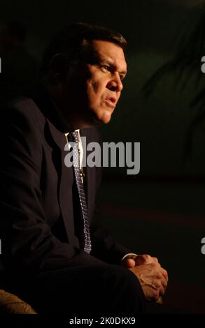 Il Segretario Mel Martinez rende omaggio alla Casa della speranza, Orlando, Florida. Il Segretario Mel Martinez rende omaggio alla House of Hope, Orlando, Florida Subject, il Segretario Mel Martinez in visita a Orlando, Florida, partecipando a un evento che celebra i contributi della House of Hope di Orlando, un centro di servizio sociale senza scopo di lucro basato sulla fede dedicato agli adolescenti in difficoltà. Foto Stock