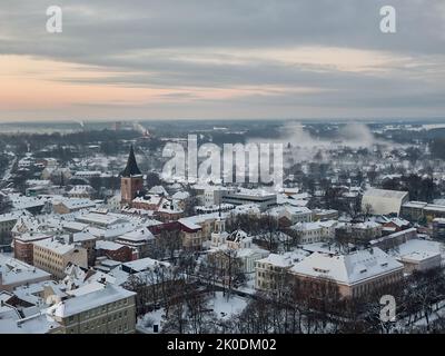 Una vista aerea della città di Tartu, Estonia, in una giornata invernale. Foto Stock