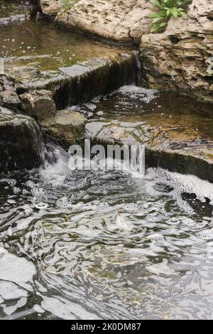 Un ruscello che bolle sulle rocce e sulle pietre. Foto Stock