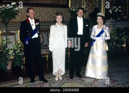 Presidente Reagan, la Regina Elisabetta II Nancy Reagan e il Principe Filippo al Castello di Windsor nel Regno Unito Foto Stock