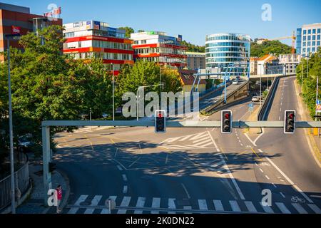 Praga, repubblica Ceca - 2 settembre 2022: Svincolo autostradale con ingresso al tunnel di Mrazovka nella zona di Smichov. La strada è relativamente libera Foto Stock