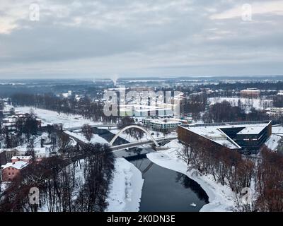 Una vista aerea della città di Tartu e del suo fiume, l'Estonia, in una giornata invernale. Foto Stock