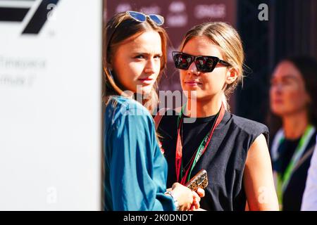 Autodromo Nazionale Monza, Monza, Italia, 11 settembre 2022, Isabel Hernaez (ragazza Carlos Sainz) e Charlotte Sine (ragazza Charles Leclerc) durante la Formula 1 2022 Pirelli Gran Premio d'Italia - Gran Premio d'Italia - gara - Campionato Formula 1 Foto Stock