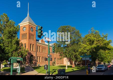 FLAGSTAFF , AZ, USA - SETTEMBRE 1 2022: Pietra arenaria rossa Coconino County Flagstaff Justice Court Building, con torre dell'orologio, in N San Francisco Street in Foto Stock