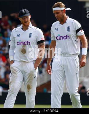 Londra, Regno Unito. 11th Set, 2022. Ben Stokes (Durham) e Stuart Broad (Nottinghamshire) in Inghilterra durante la serie Test Match (giorno 4 del 5 ) si sono riuniti in Inghilterra contro il Sudafrica al Kia Oval Ground, il 101h settembre 2022 a Londra, Regno Unito. Credit: Action Foto Sport/Alamy Live News Foto Stock