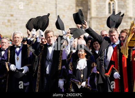 I dignitari locali danno tre saluti al re Carlo III dopo una cerimonia di proclamazione dell'adesione al Castello di Windsor, proclamando pubblicamente il re Carlo III come nuovo monarca. Data immagine: Domenica 11 settembre 2022. Foto Stock