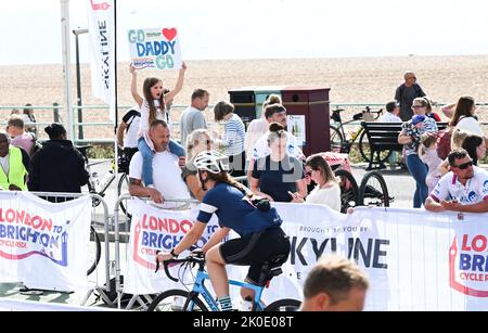 Brighton UK 11th settembre 2022 - i piloti che partecipano al giro in bicicletta da Londra a Brighton si rallegrano di trovarsi vicino alla linea di arrivo sul lungomare di Brighton. La corsa è in aiuto di molte associazioni benefiche, tra cui il Great Ormond Street Hospital ChildrenÕs Charity : Credit Simon Dack / Alamy Live News Foto Stock