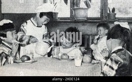 Una di una serie di 1963 fotografie di propaganda nordcoreane che mostrano felici bambini sani per contrastare le conseguenze delle carenze e delle privazioni degli anni '50. Foto Stock