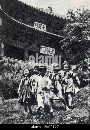 Una di una serie di 1963 fotografie di propaganda nordcoreane che mostrano felici bambini sani per contrastare le conseguenze delle carenze e delle privazioni degli anni '50. Foto Stock