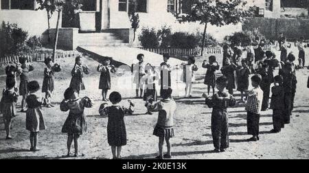 Una di una serie di 1963 fotografie di propaganda nordcoreane che mostrano felici bambini sani per contrastare le conseguenze delle carenze e delle privazioni degli anni '50. Foto Stock