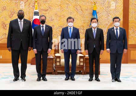 Il Segretario di Stato Antony J. Blinken incontra il Presidente della Repubblica di Corea Moon Jae-in, a Seoul, Repubblica di Corea, il 18 marzo 2021. Da sinistra a destra: Segretario della Difesa Austin Lloyd, Segretario di Stato Antony J. Blinken, Presidente Moon Jae-in, Chung EUI-yong, Ministro degli Affari Esteri e Suh Wook, Ministro della Difesa Nazionale. Foto Stock