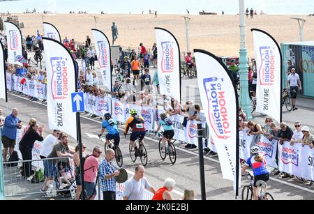 Brighton UK 11th settembre 2022 - i piloti che partecipano al giro in bicicletta da Londra a Brighton vicino al traguardo sul lungomare . La corsa è in aiuto di molte associazioni benefiche, tra cui il Great Ormond Street Hospital ChildrenÕs Charity : Credit Simon Dack / Alamy Live News Foto Stock