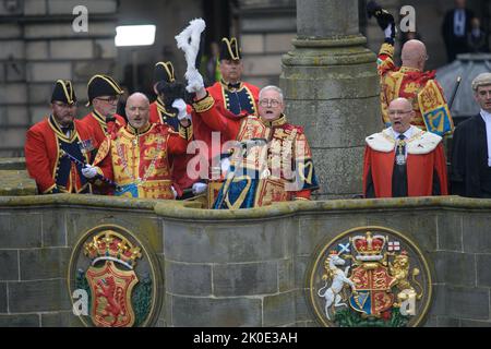 Il Signore Lione guida tre Cheers for the King in una cerimonia di proclamazione dell'adesione a Mercat Cross, Edimburgo, proclamando pubblicamente il re Carlo III come nuovo monarca. Data immagine: Domenica 11 settembre 2022. Foto Stock