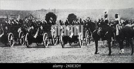 Corteo militare davanti all'imperatore tedesco Kaiser Wilhelm II nei mesi che hanno portato all'inizio della prima guerra mondiale, 1913. Foto Stock