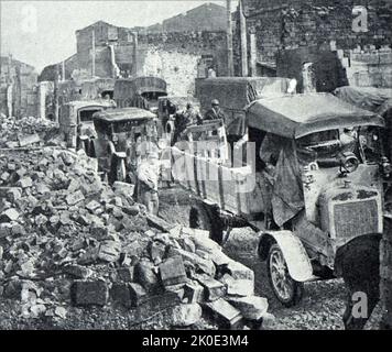 Il convoglio passa attraverso gli edifici in rovina a Verdun dopo la battaglia di Verdun, combattuta dal 21 febbraio al 18 dicembre 1916 sul fronte occidentale in Francia. La battaglia fu la più lunga della prima guerra mondiale Foto Stock