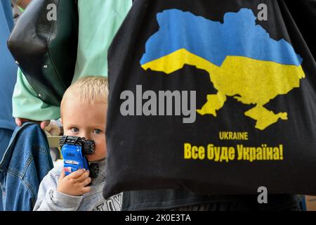 Zaporizhzhzhia, Ucraina. 09th Set, 2022. Un ragazzino è visto in attesa della madre mentre riceve aiuti umanitari in un punto di distribuzione a Zaporizhzhia. Il presidente ucraino Volodymyr Zelenskiy ha detto che l'esercito della nazione ha riconquistato "più di 30 insediamenti" nella regione di Kharkiv, con unità della polizia nazionale che si muovono mentre le forze russe vengono espulse. L'Istituto per lo Studio delle stime di guerra Ucraina ha ricattato circa 2.500 chilometri quadrati (965 miglia quadrate) di territorio intorno a Kharkiv. Credit: SOPA Images Limited/Alamy Live News Foto Stock