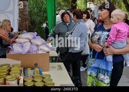 Zaporizhzhzhia, Ucraina. 09th Set, 2022. I rifugiati provenienti dall'Ucraina meridionale sono visti in attesa di ricevere aiuti umanitari in un punto di distribuzione a Zaporizhzhia. Il presidente ucraino Volodymyr Zelenskiy ha detto che l'esercito della nazione ha riconquistato "più di 30 insediamenti" nella regione di Kharkiv, con unità della polizia nazionale che si muovono mentre le forze russe vengono espulse. L'Istituto per lo Studio delle stime di guerra Ucraina ha ricattato circa 2.500 chilometri quadrati (965 miglia quadrate) di territorio intorno a Kharkiv. Credit: SOPA Images Limited/Alamy Live News Foto Stock