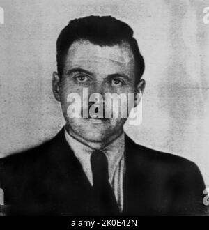 Josef Mengele (1911-1979), ufficiale tedesco delle SS. Foto scattata da un fotografo della polizia nel 1956 a Buenos Aires per il documento di identificazione argentino di Mengele. Foto Stock